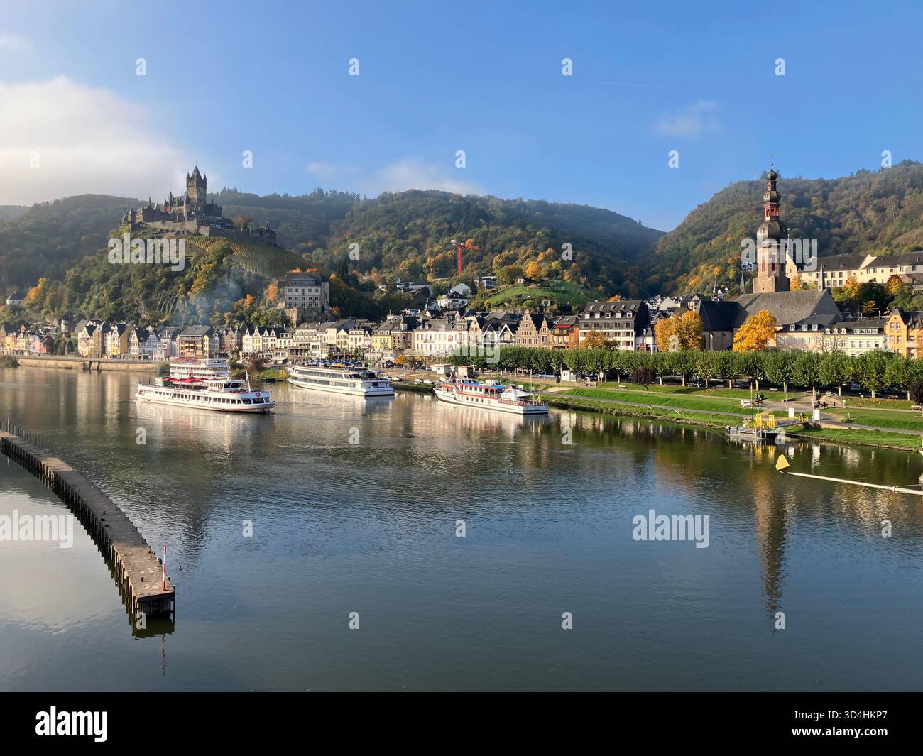 Bateaux de croisière fluviale sur la Moselle dans la ville de Cochem, Allemagne. - Image de stock capturée avec un smartphone