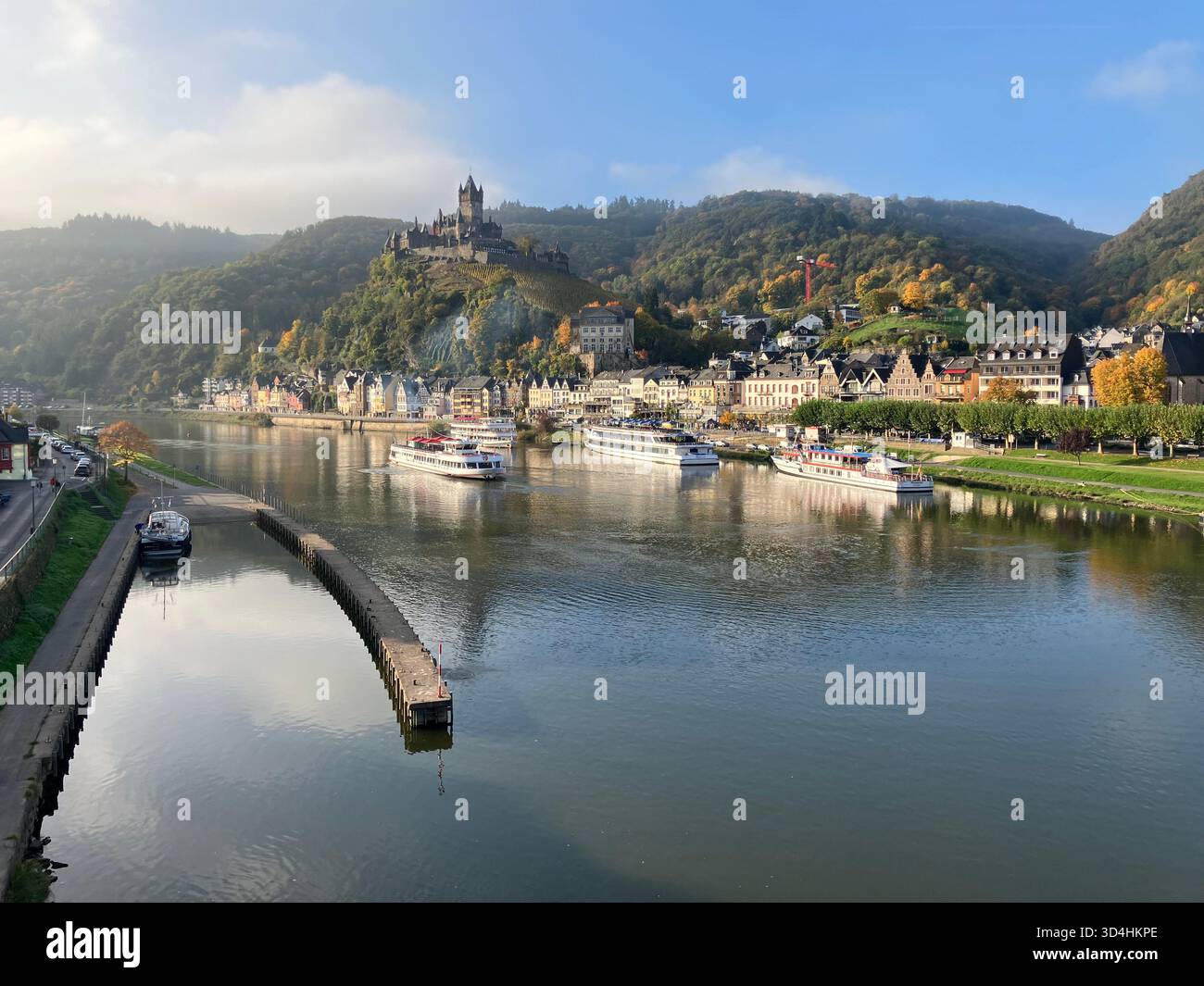 Bateaux de croisière fluviale sur la Moselle dans la ville de Cochem, Allemagne. - Image de stock capturée avec un smartphone