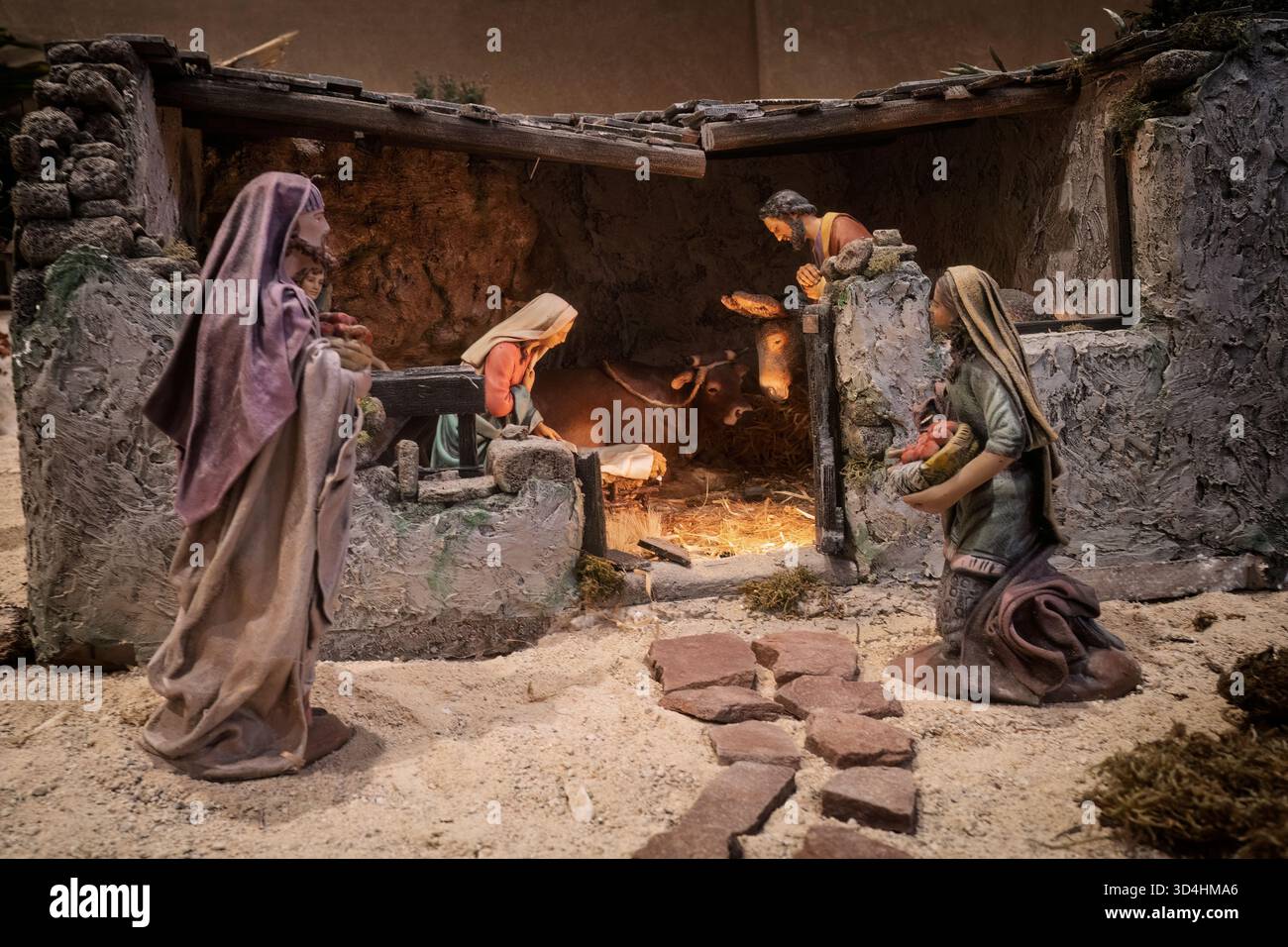 Scène de la Nativité dans l'église co-cathédrale de Santa María la Mayor avec décorations et lumières de Noël, Castellón de la Plana, Espagne, Europe Banque D'Images
