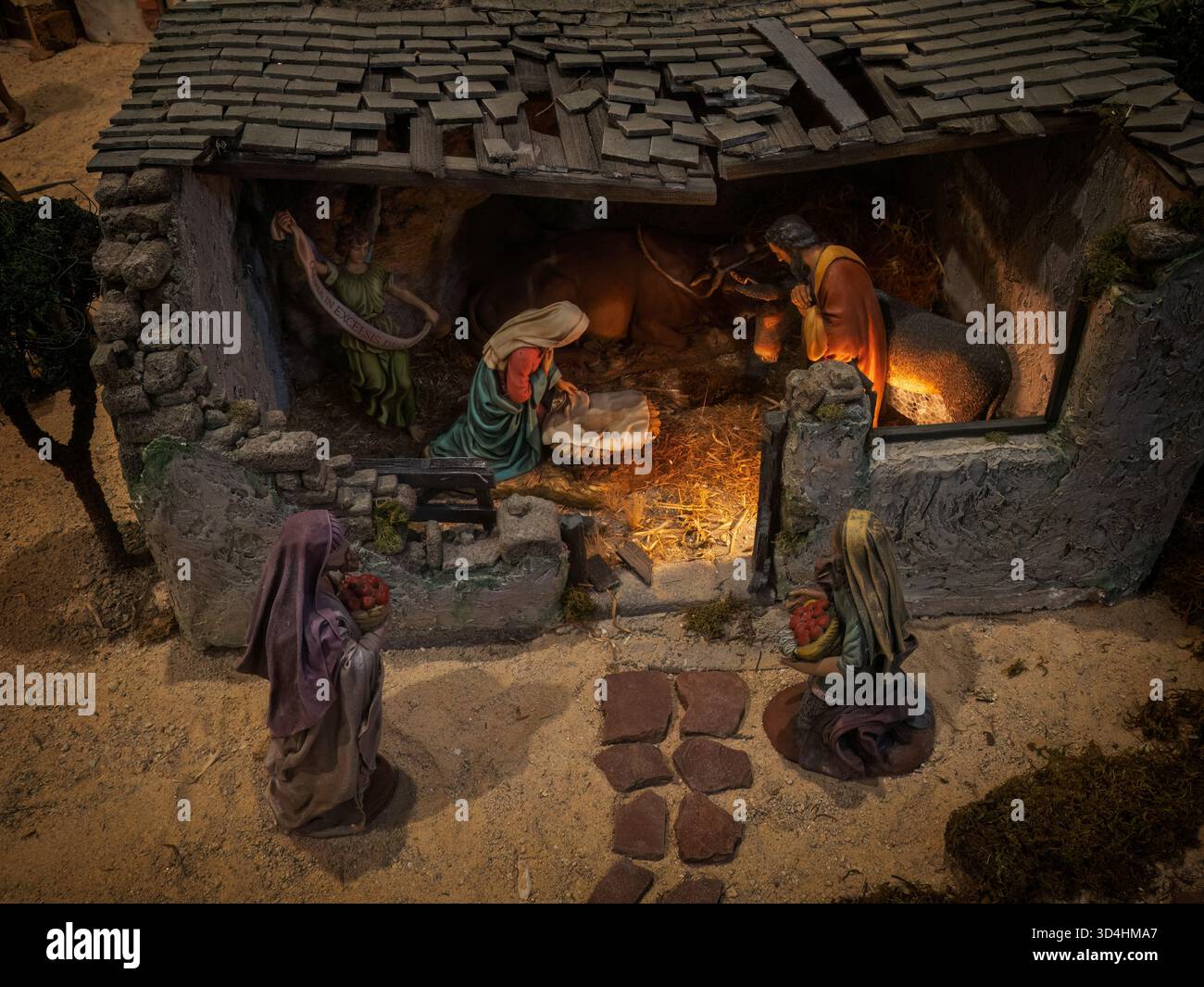 Scène de la Nativité dans l'église co-cathédrale de Santa María la Mayor avec décorations et lumières de Noël, Castellón de la Plana, Espagne, Europe Banque D'Images