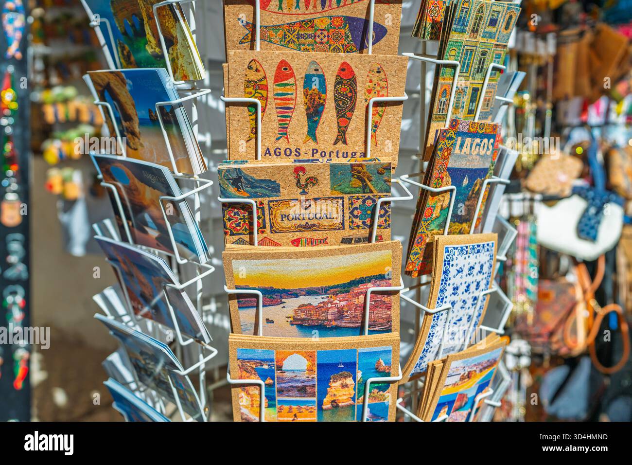 Lagos, Portugal, 8 novembre 2025. Un support de cartes postales affiche des cartes à dos de liège avec des motifs portugais colorés, des paysages et des illustrations de sardine i. Banque D'Images