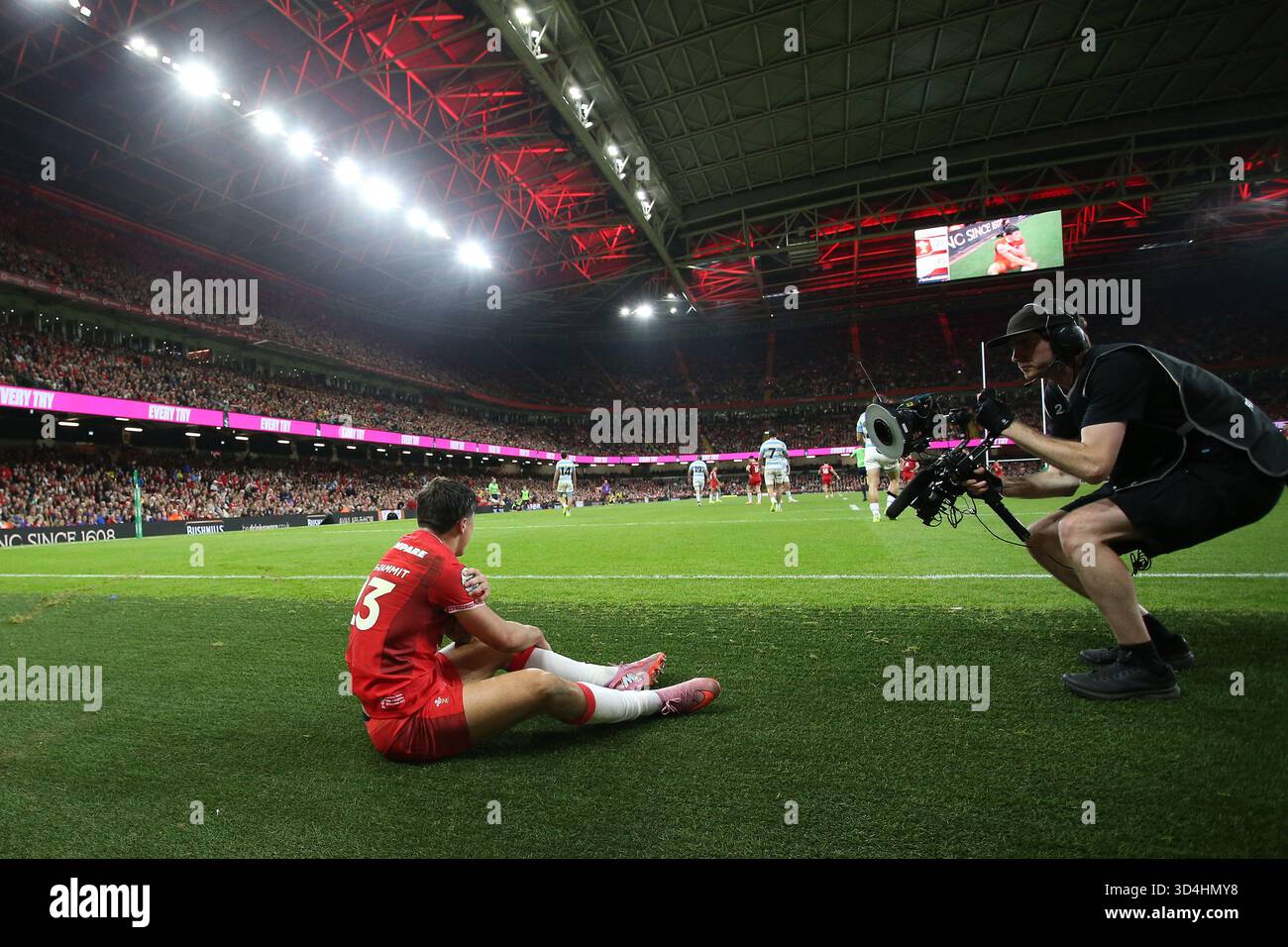 Cardiff, Royaume-Uni. 09 novembre 2025. Louis Rees-Zammit du pays de Galles est filmé par un caméraman itinérant (R) après qu'il ait glissé hors du terrain de jeu. Pays de Galles v Argentine, match de la série Quilter Autumn Nations 2025 au Principality Stadium de Cardiff le dimanche 9 novembre 2025. photo par Andrew Orchard/Andrew Orchard photographie sportive/ Alamy Live News crédit : Andrew Orchard photographie sportive/Alamy Live News Banque D'Images