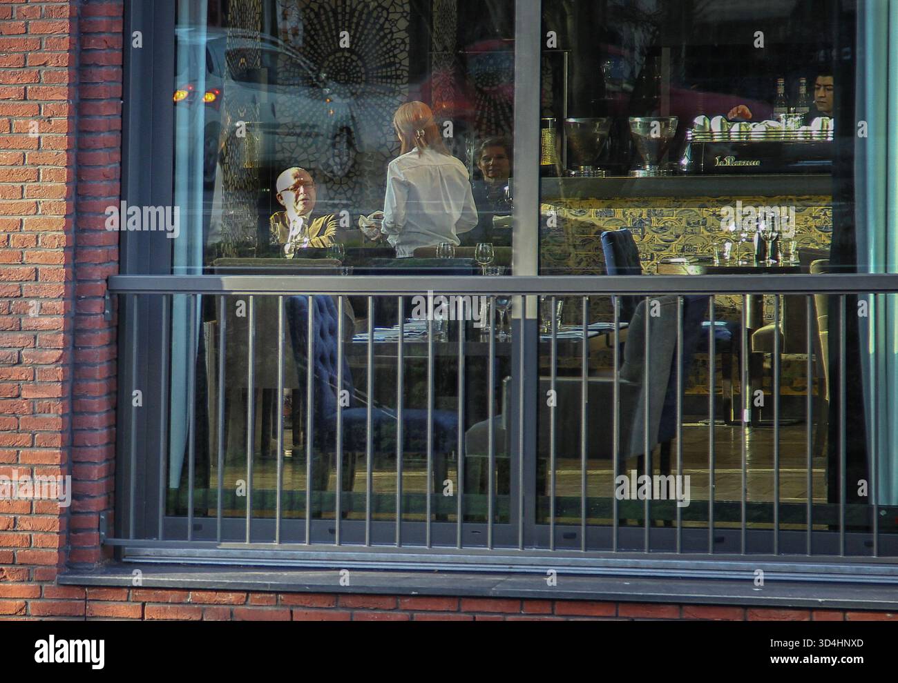 Regardant par la fenêtre d'un restaurant Banque D'Images