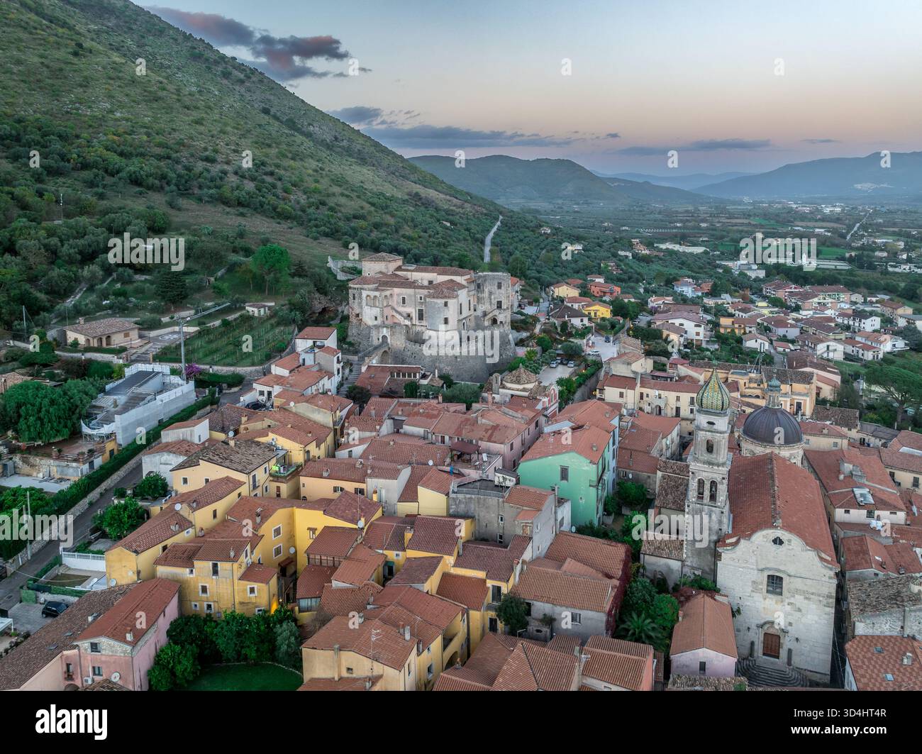 Vue aérienne de Venafro : ancien patrimoine romain et charme médiéval dans la ville perchée de Molise, château de Pandone Banque D'Images