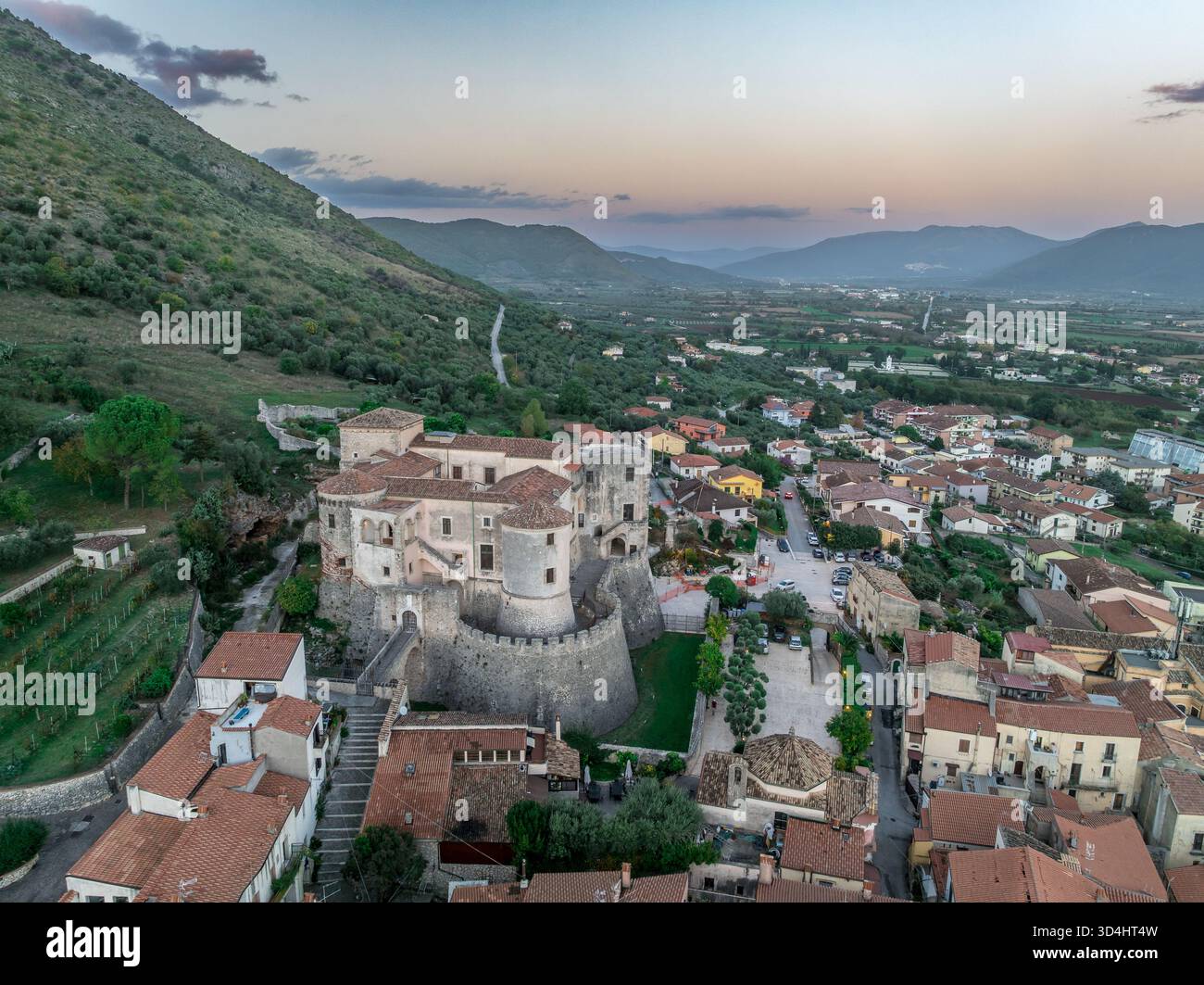 Vue aérienne de Venafro : ancien patrimoine romain et charme médiéval dans la ville perchée de Molise, château de Pandone Banque D'Images