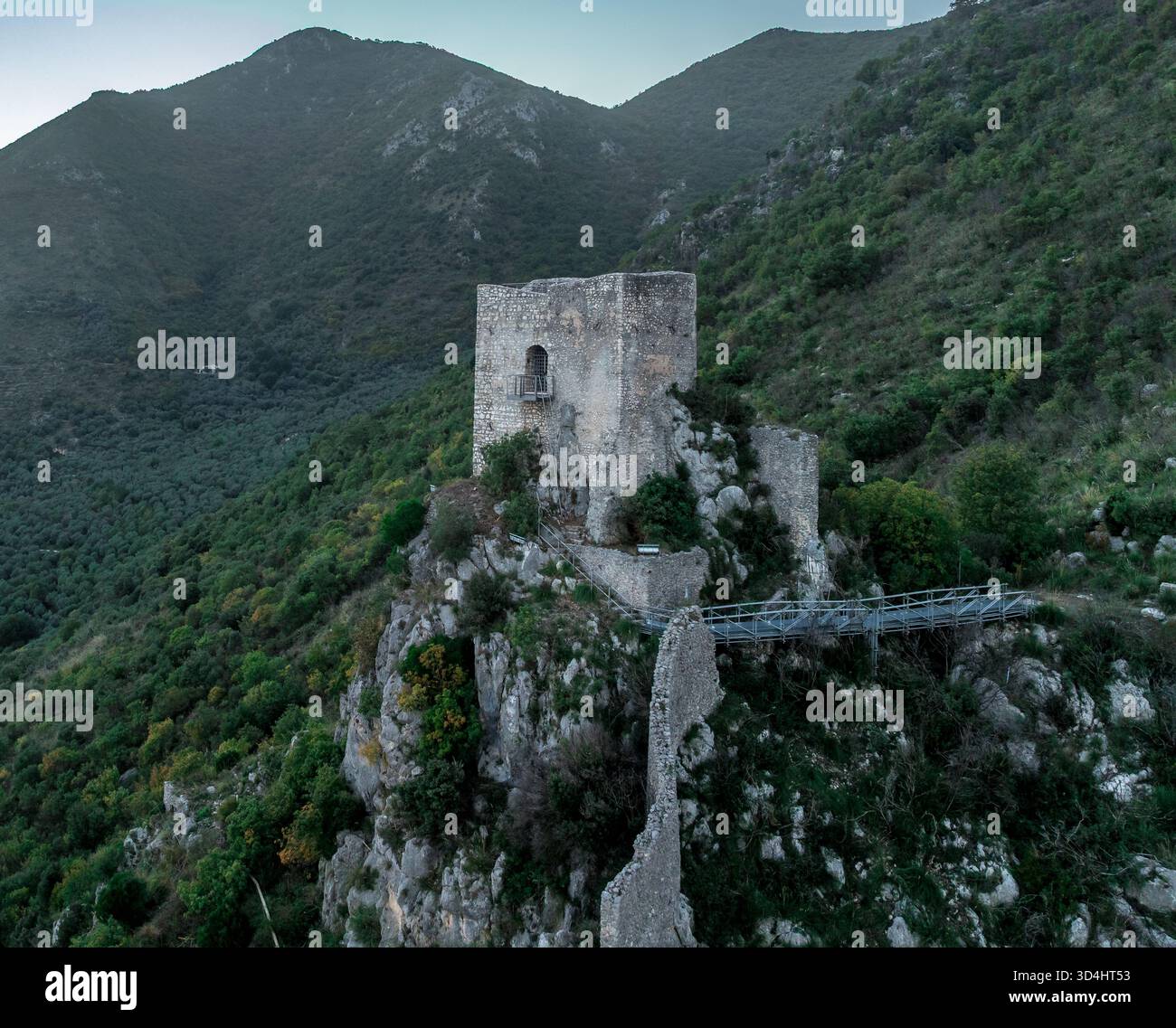 Vue aérienne de Venafro : ancien patrimoine romain et charme médiéval dans la ville perchée de Molise, château de Pandone Banque D'Images