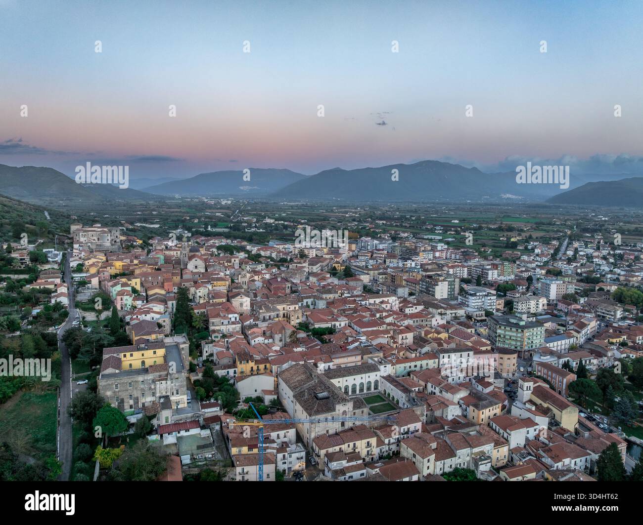 Vue aérienne de Venafro : ancien patrimoine romain et charme médiéval dans la ville perchée de Molise, château de Pandone Banque D'Images