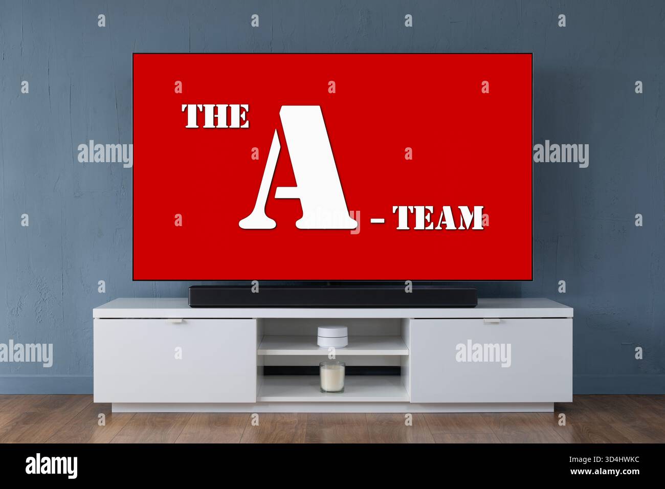 Un téléviseur OLED grand écran montrant la scène d'introduction de la série télévisée des années 1980 The A-Team, vue dans un salon contemporain. Banque D'Images