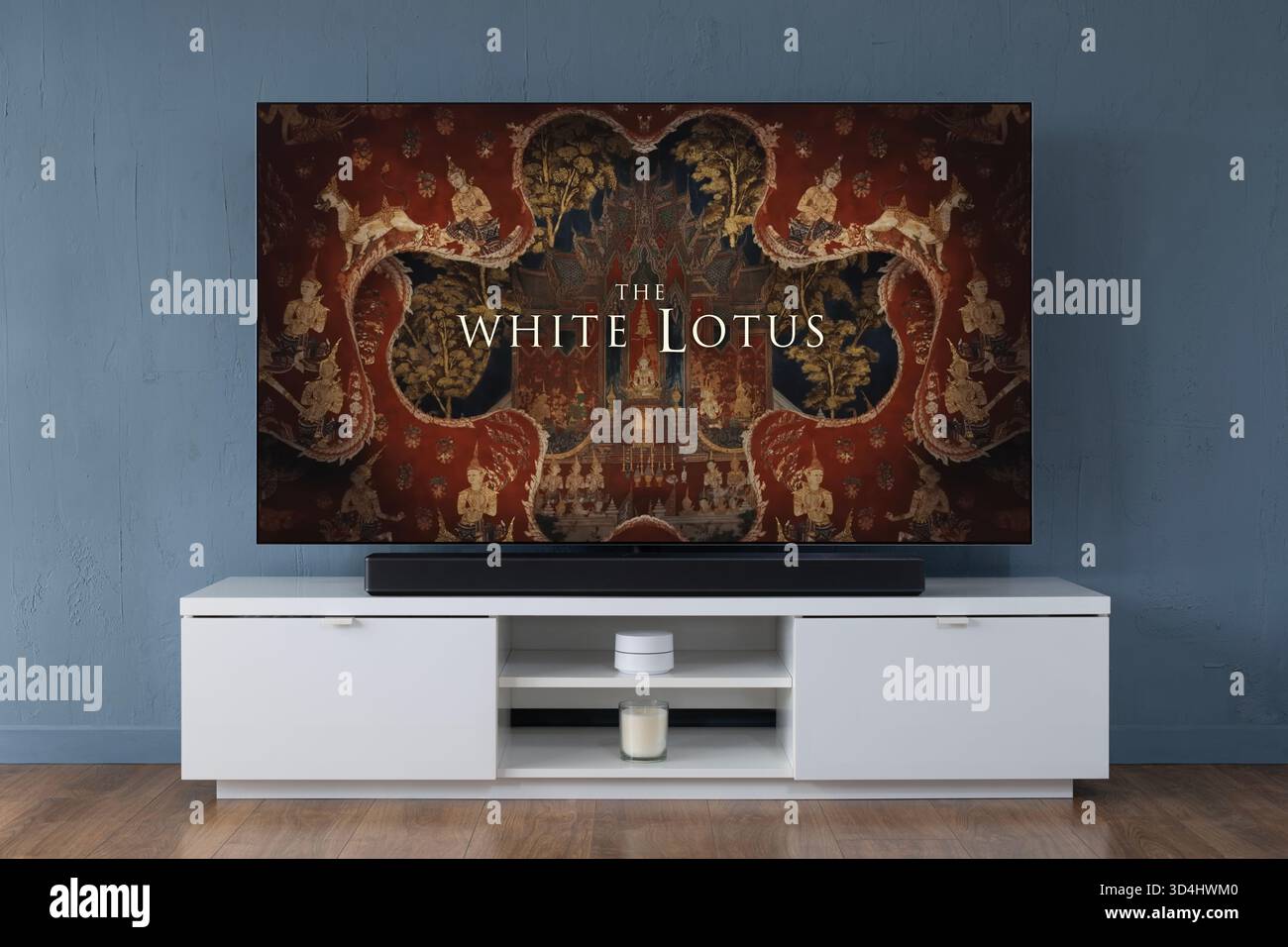 Un téléviseur OLED grand écran montrant la scène d'introduction de la série télévisée The White Lotus, vue dans un salon contemporain. Banque D'Images