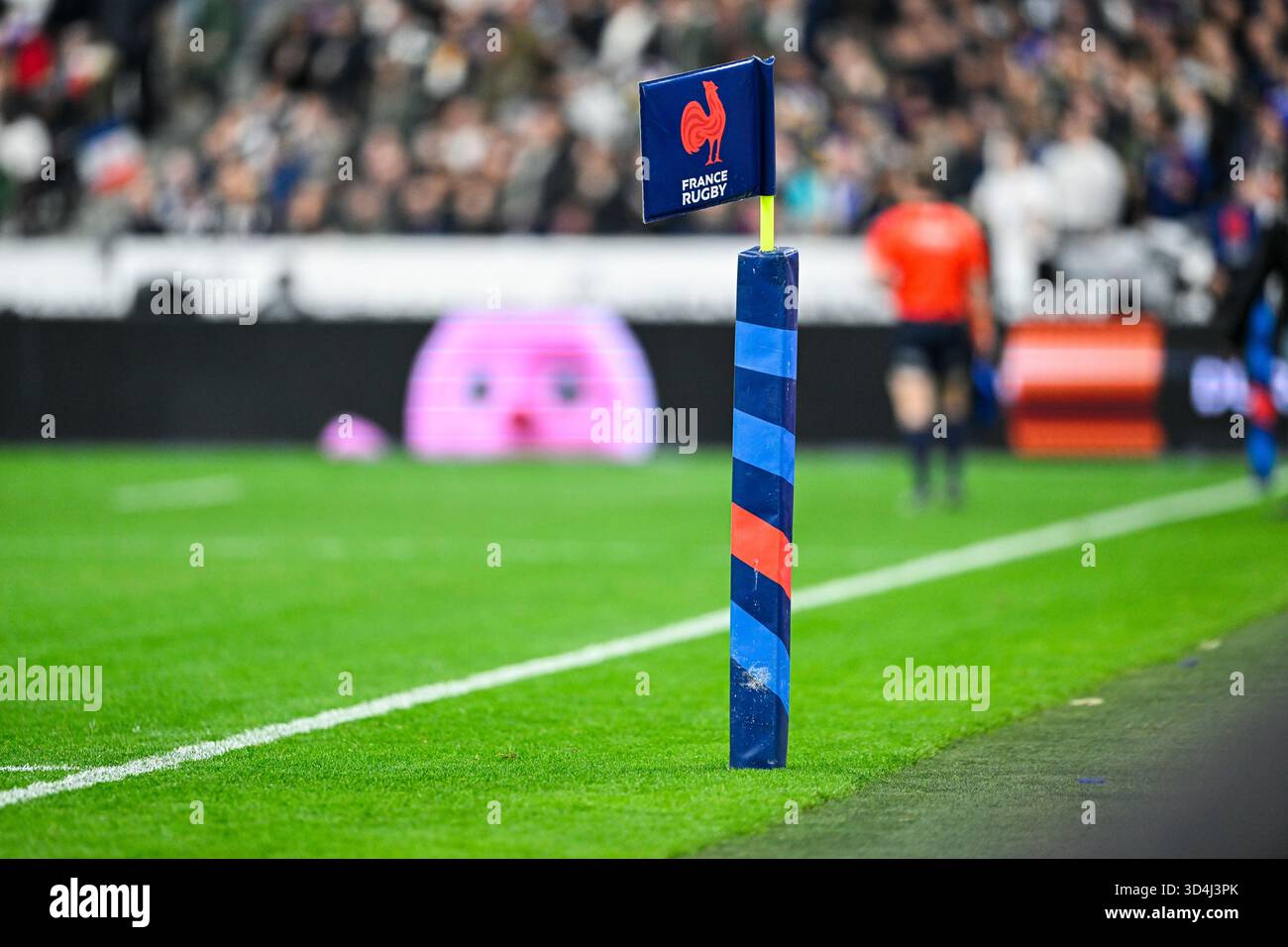 Illustration du logo de la Fédération française sur un post lors du match de rugby à XV des Autumn Nations Series XV France VS South Africa (Springboks) le 8 novembre 2025 au stade de France à Saint-Denis près de Paris Banque D'Images