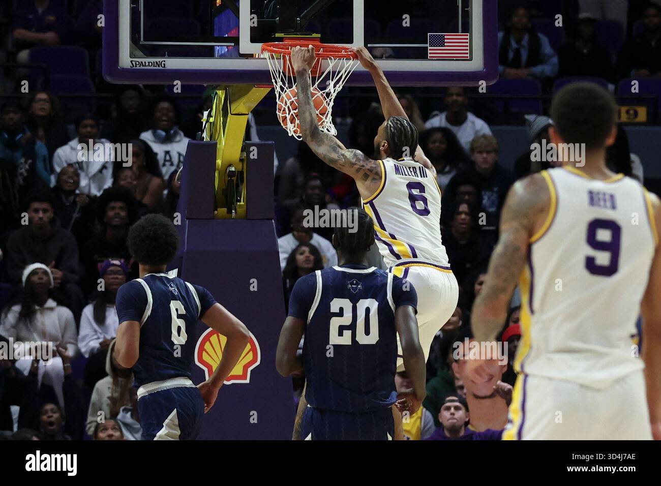 Baton Rouge, États-Unis. 10 novembre 2025. L'attaquant des Tigers de la LSU Robert Miller III (6) jette un dunk échappé au buzzer pendant la première moitié d'un match de basket-ball masculin de la NCAA au Maravich Assembly Center le lundi 10 novembre 2025 à Baton Rouge, Louisiane. (Photo de Peter G. Forest/Sipa USA) crédit : Sipa USA/Alamy Live News Banque D'Images