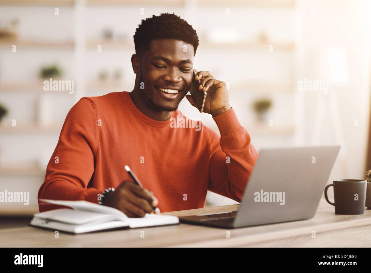 Engager une conversation tout en travaillant à domicile, un moment joyeux de productivité Banque D'Images