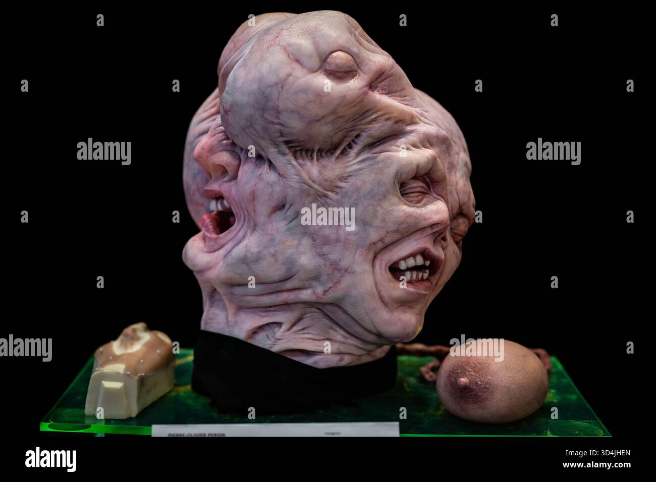 Londres, Royaume-Uni. 9 novembre 2025. Des maquillages de films et des conceptions de prothèses saisissants exposés lors de l'événement prothétiques au Big Penny social venue dans l'est de Londres. Actuellement dans sa onzième année, l'événement célèbre les prothèses de niveau professionnel de l'industrie, maquillage FX, SFX, animatronics, masques, monstres, sculpture, fabrication de moules, marionnettes, peinture faciale, et corps actionnés Crédit : Guy Corbishley/Alamy Live News Banque D'Images