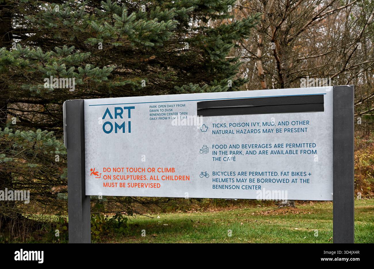 GAND, NEW YORK - 29 OCT 2025 : Sign at Art OMI une organisation artistique à but non lucratif qui offre des résidences pour écrivains, artistes, architectes, musiciens, Banque D'Images
