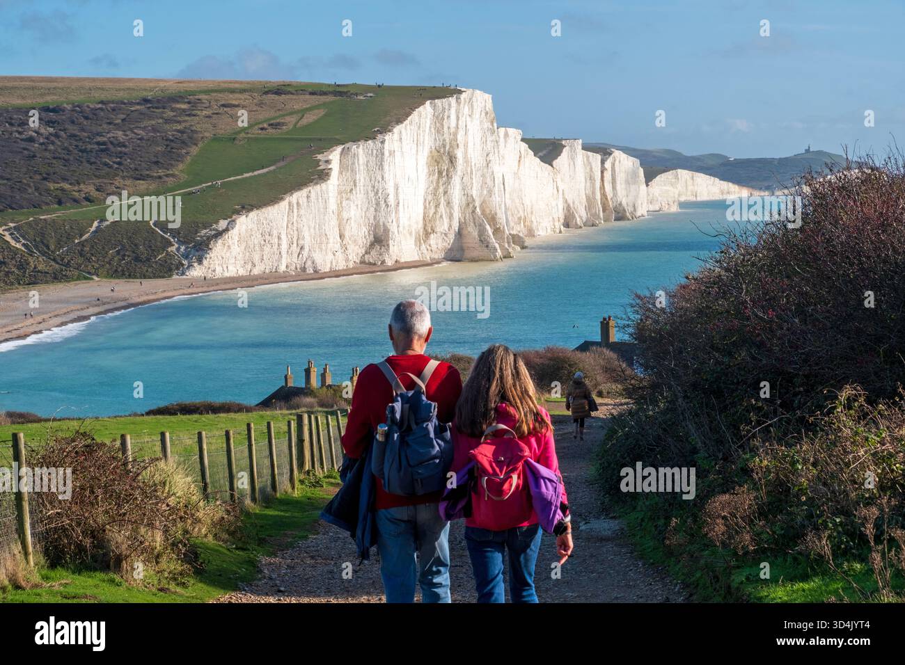Les marcheurs voient les falaises des sept Sisters à Seaford Head sur le sentier South Downs National Park, East Sussex, Royaume-Uni Banque D'Images