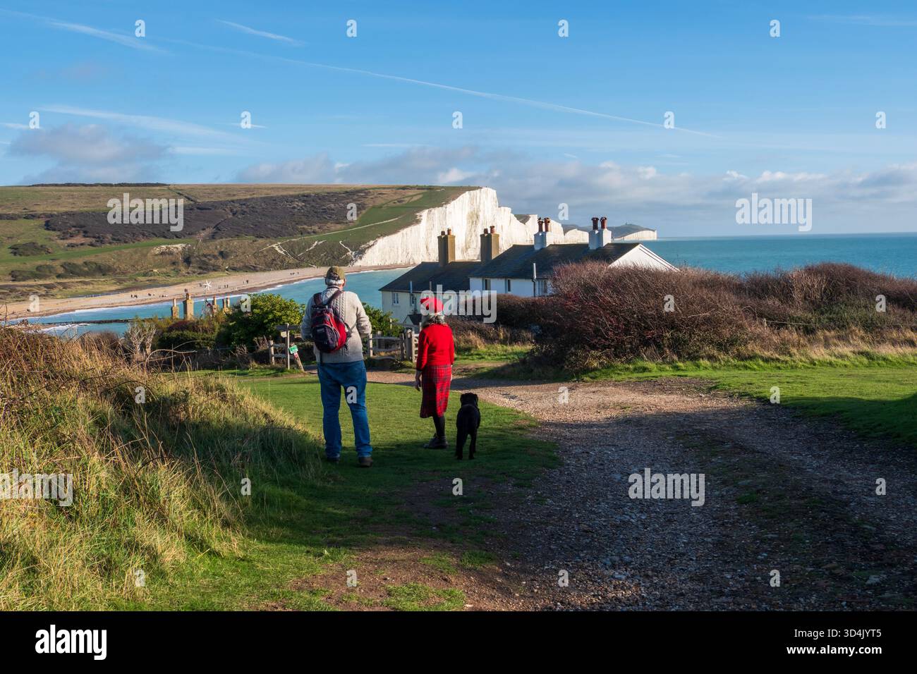 Les marcheurs voient les falaises des sept Sisters à Seaford Head sur le sentier South Downs National Park, East Sussex, Royaume-Uni Banque D'Images