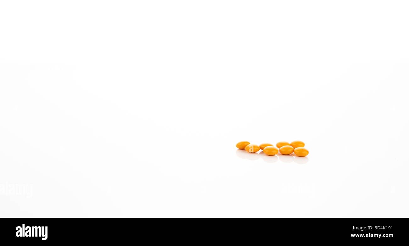 Médicaments sur ordonnance comprimés enrobés de sucre jaune sur fond blanc représentant la découverte de médicaments d'innovation de soins de santé de produit pharmaceutique Banque D'Images