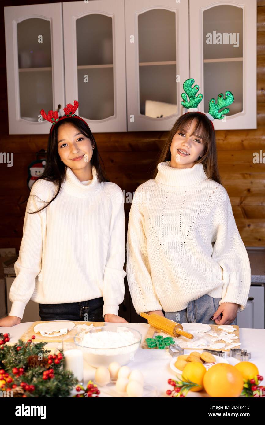 Deux femmes sourient en se préparant pour Noël avec des décorations festives Banque D'Images