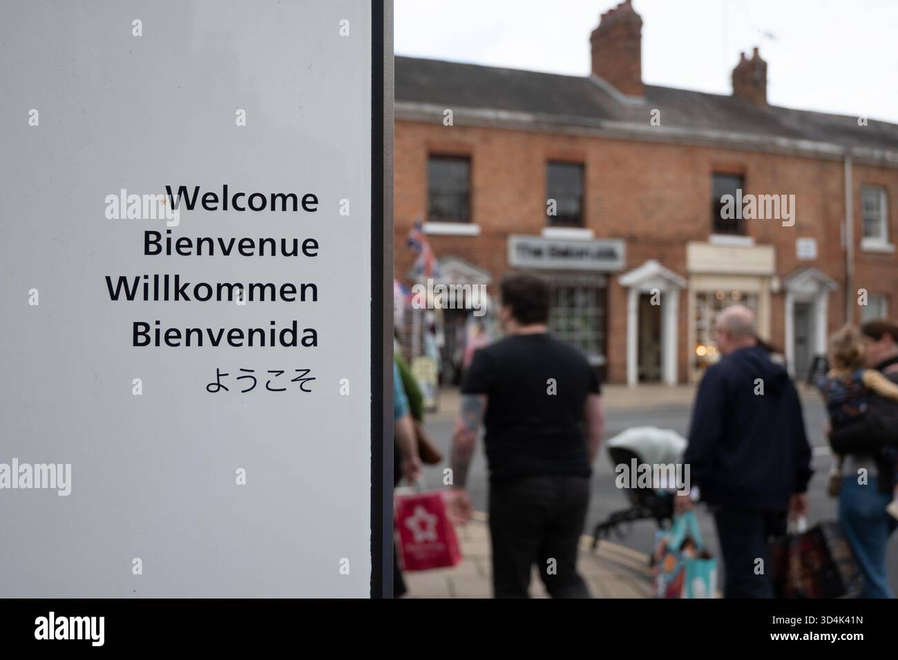 Panneau de bienvenue multilingue, Stratford-upon-Avon, Warwickshire, Angleterre, Royaume-Uni Banque D'Images