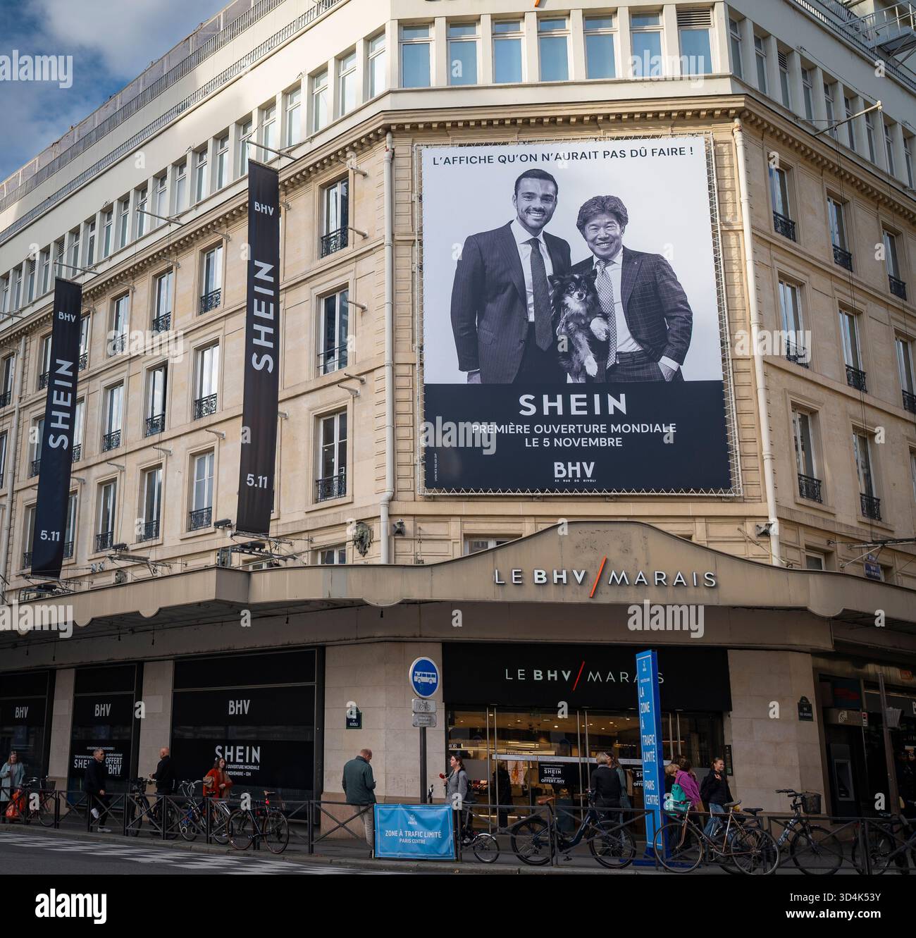 PARIS, FRANCE - 04 NOVEMBRE 2025. APERÇU DES BANNIÈRES ET VISUELS PROMOTIONNELS POUR SHEIN AU BHV MARAIS À PARIS, Banque D'Images