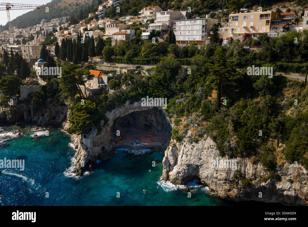 Vue aérienne d'une plage isolée nichée dans une spectaculaire grotte à flanc de falaise, où les eaux turquoise rencontrent la côte accidentée, Dubrovnik, Dubrovnik-Neret Banque D'Images