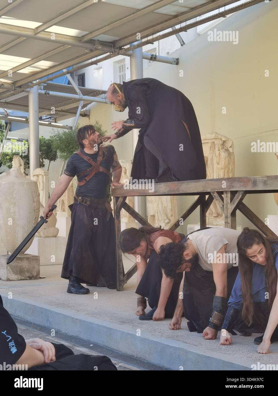 Pirée, Grèce – 19 mai 2025 : des acteurs interprètent la tragédie grecque classique « Antigone » sur scène lors d’un événement théâtral. Usage éditorial exclusif. Banque D'Images