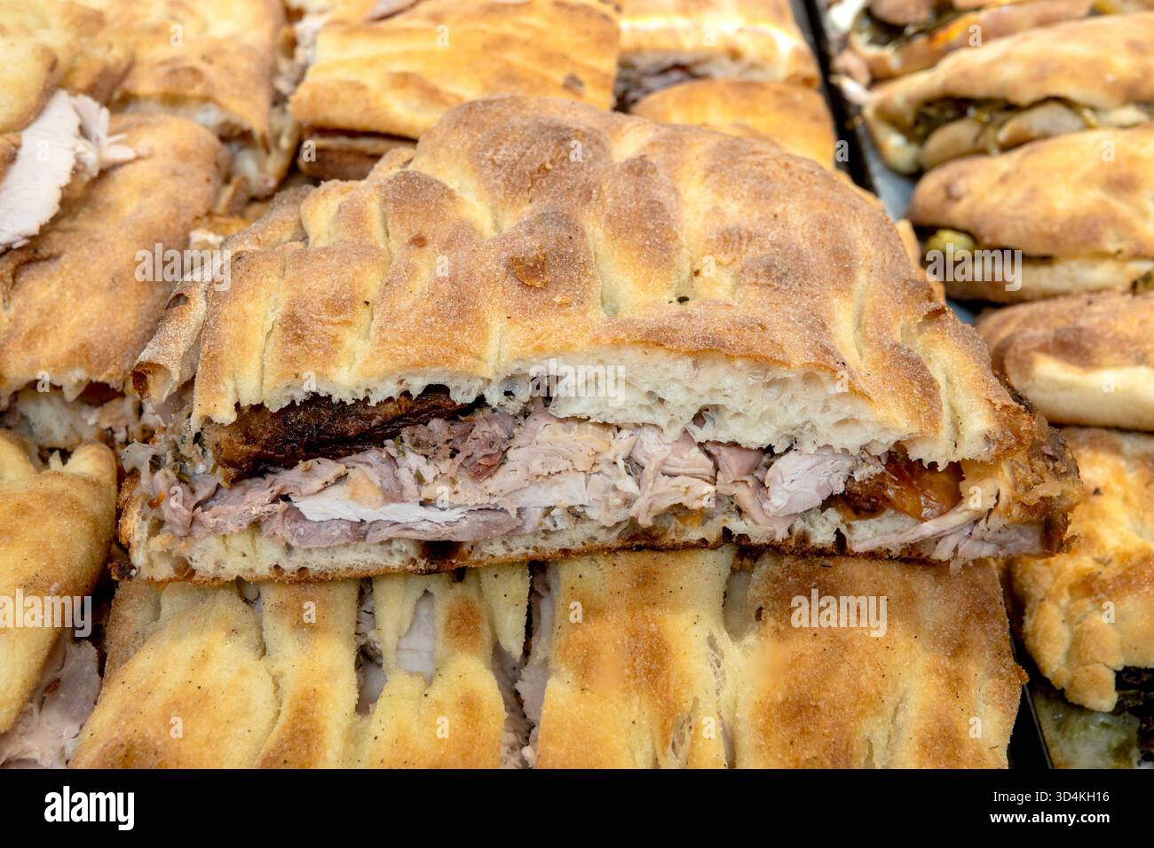 Pizza romaine bianca remplie de porchetta traditionnelle Banque D'Images