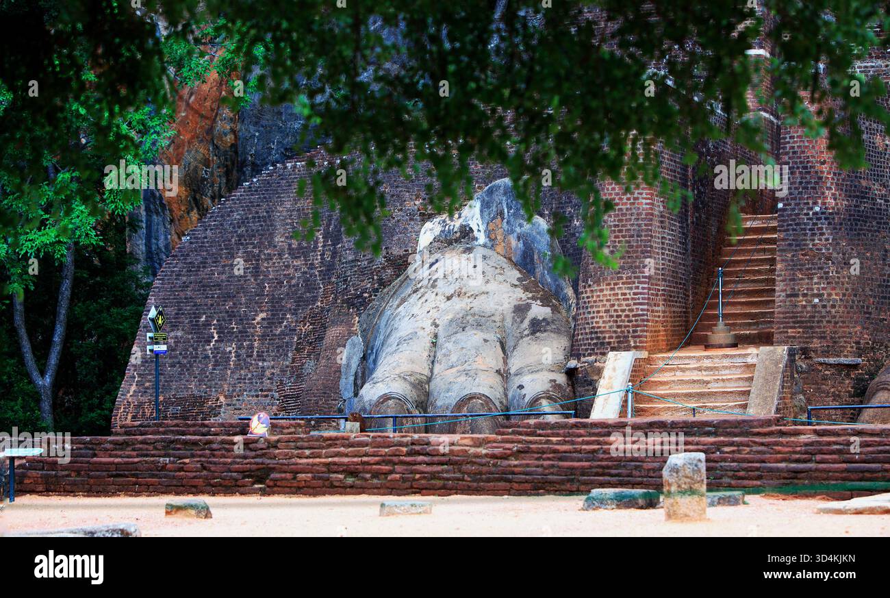 Le pied Lions au début de l'ascension vers le sommet du Sigiriya Rock Summit au Sri Lanka Banque D'Images
