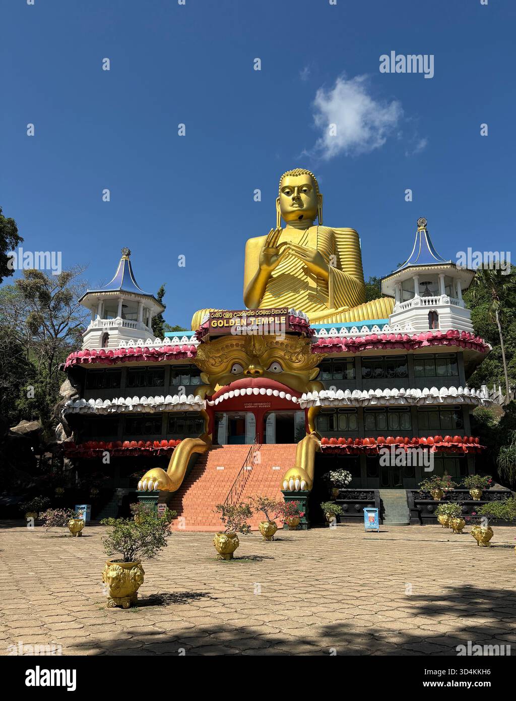 Dambulla, Sri Lanka 11-10-25. Dambulla Golden Temple avec une statue d'un Bouddha en or sur le dessus, il mène à un célèbre monastère construit dans un rocher A. Banque D'Images