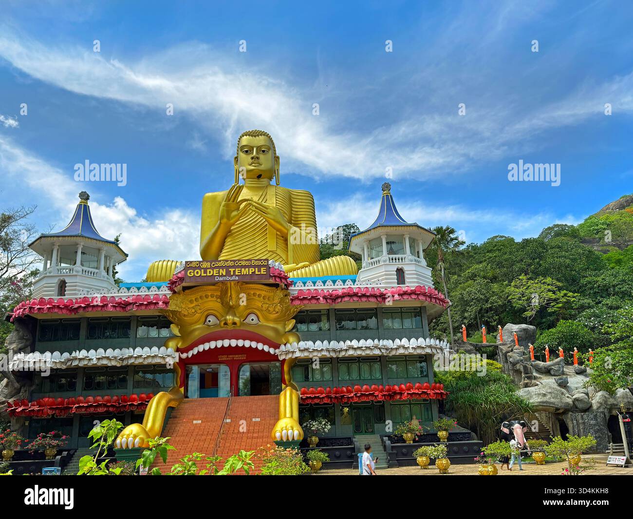 Dambulla, Sri Lanka 11-10-25. Dambulla Golden Temple avec une statue d'un Bouddha en or sur le dessus, il y a un musée bouddhiste qui est ouvert au public. Banque D'Images