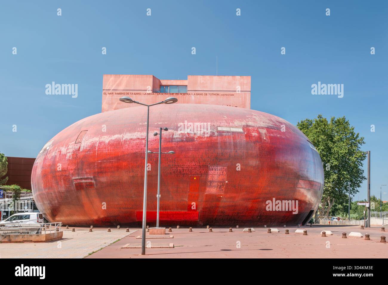 Le bâtiment principal rouge et ovoïde du théâtre (le Grand T) du Théâtre de l'archipel à Perpignan, en France, conçu par Jean nouvel Banque D'Images