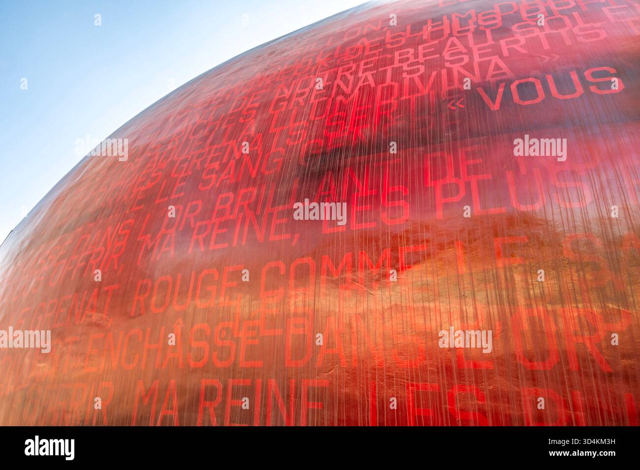 Gros plan de la façade rouge texturée et texte inscrit sur le bâtiment ovoïde (le Grand T) du Théâtre de l'archipel à Perpignan, France Banque D'Images