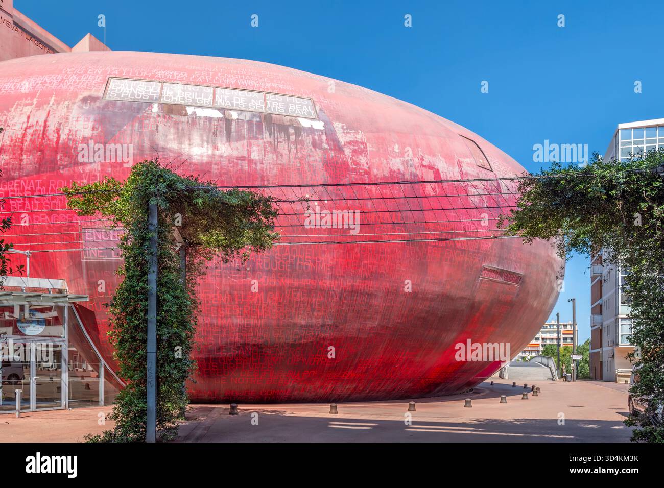 Gros plan extérieur du bâtiment principal rouge et ovoïde du théâtre (le Grand T) du Théâtre de l'archipel à Perpignan, France Banque D'Images