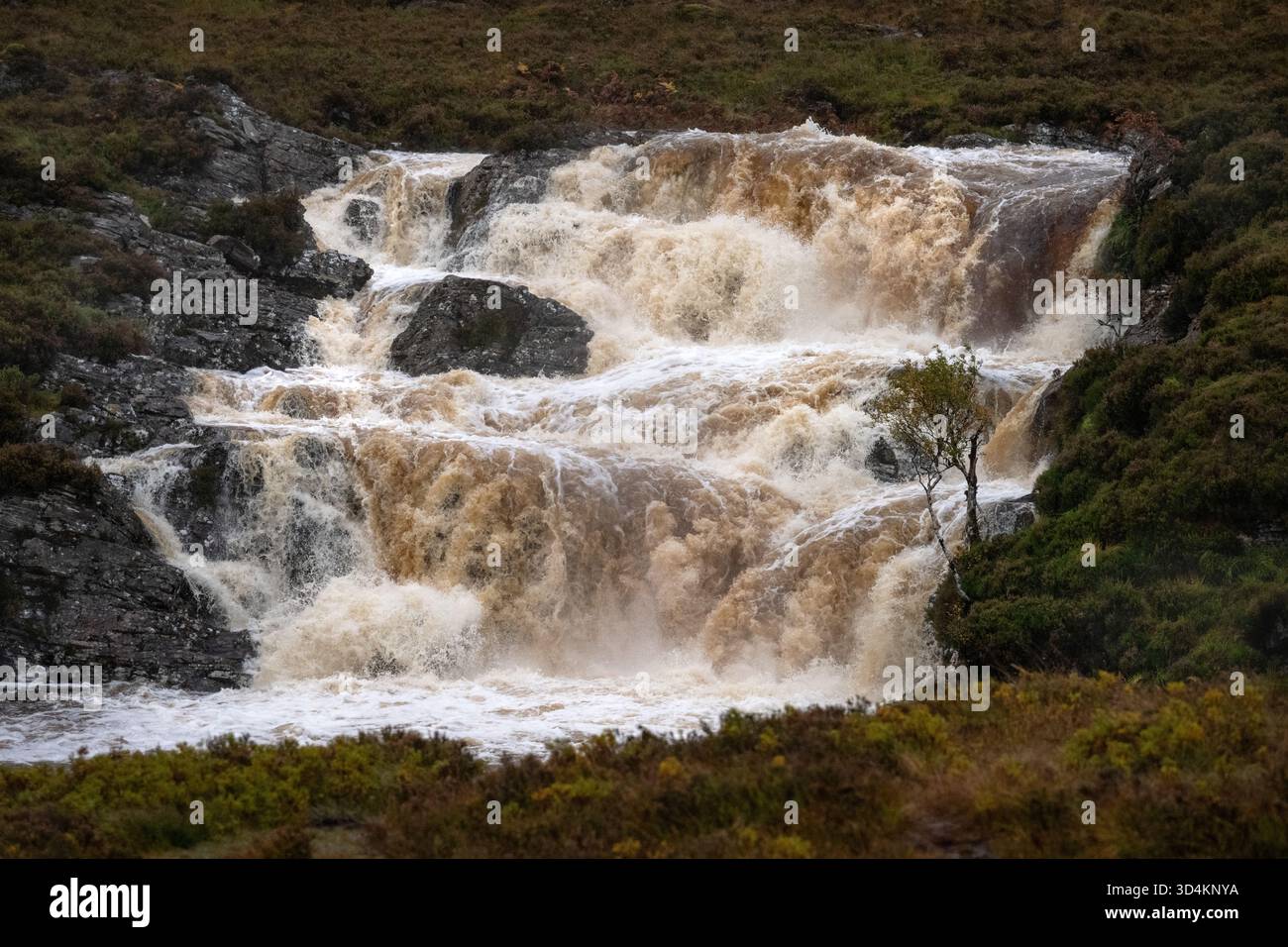 Une cascade dans une petite rivière dans les Highlands écossais, photographiée en rafale après de fortes pluies. Banque D'Images