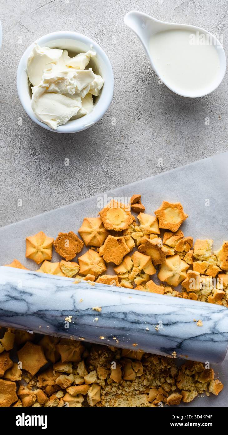 Une vue de haut en bas des ingrédients pour les barres de granola maison, y compris les noix, les fruits secs et une tartinade crémeuse. Banque D'Images