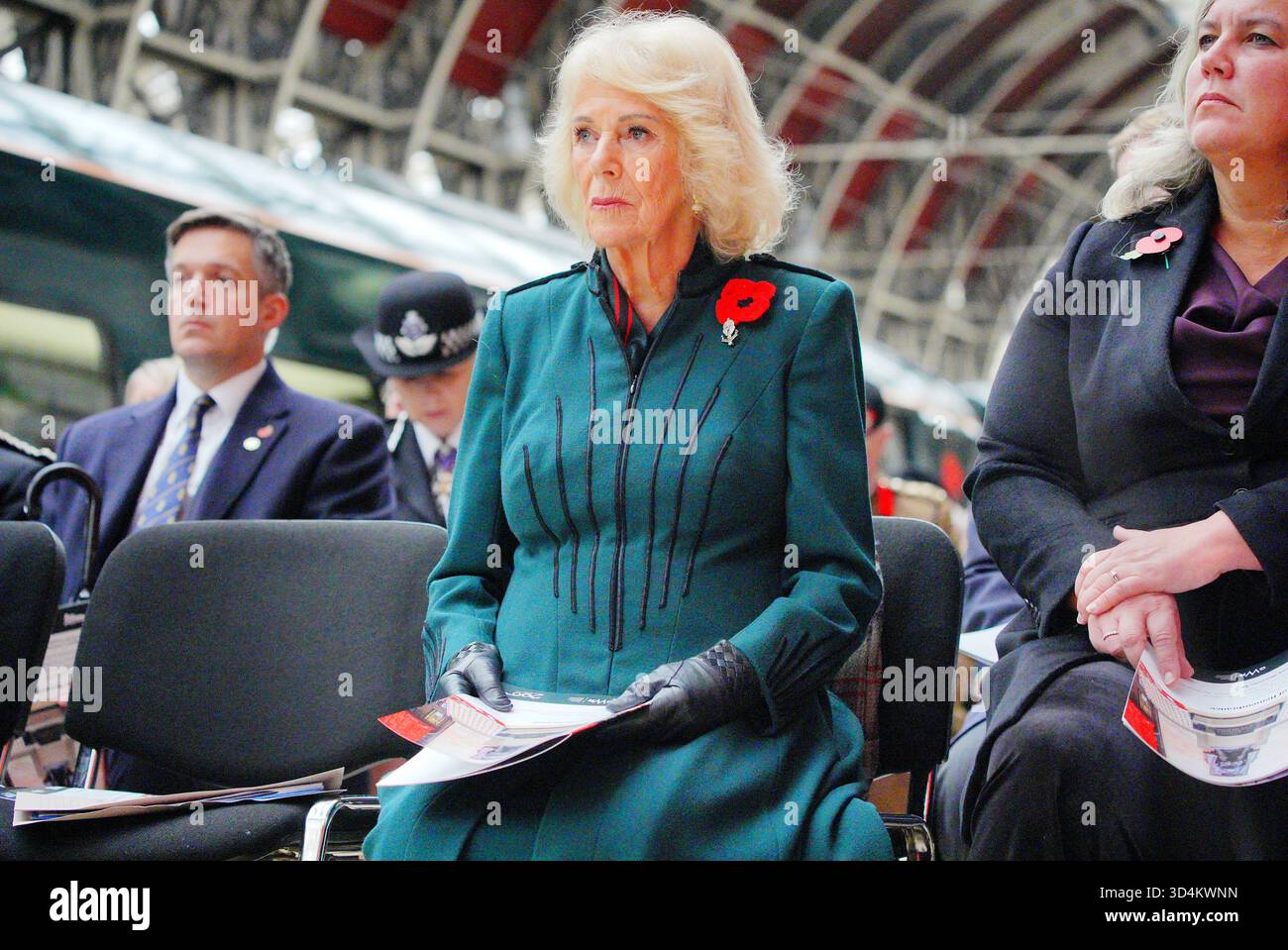 Queen Camilla à la gare de Londres Paddington dans le cadre de l'événement « Poppies to Paddington » organisé par le Great Western Railway pour marquer le jour de l'Armistice. Date de la photo : mardi 11 novembre 2025. Banque D'Images
