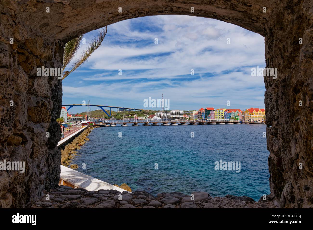 Les ponts de la Reine Juliana et de la Reine Emma au-dessus de la baie St Anna, Willemstad vu d'une fenêtre dans le mur de Rif Fort Banque D'Images