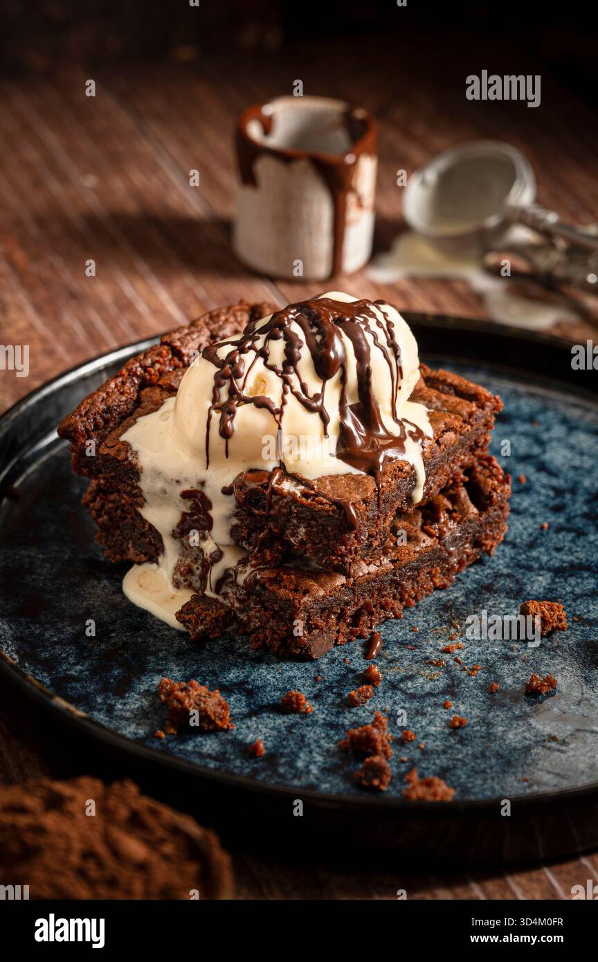 Portion de brownies avec crème glacée Banque D'Images