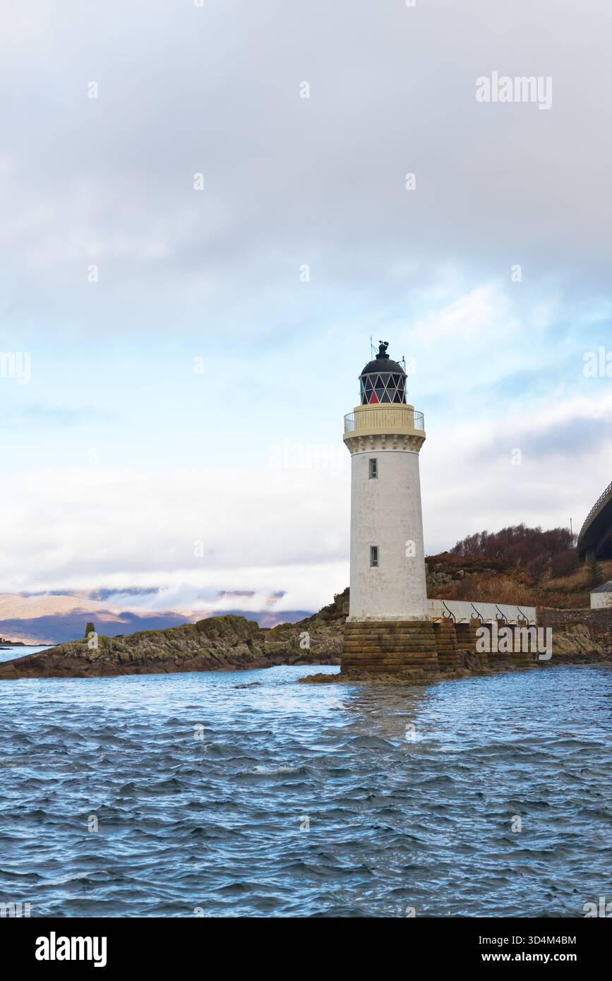 Phare à côté du pont Skye à Kyle of Lochalsh, Écosse, Royaume-Uni, sur la côte ouest des Highlands. Banque D'Images