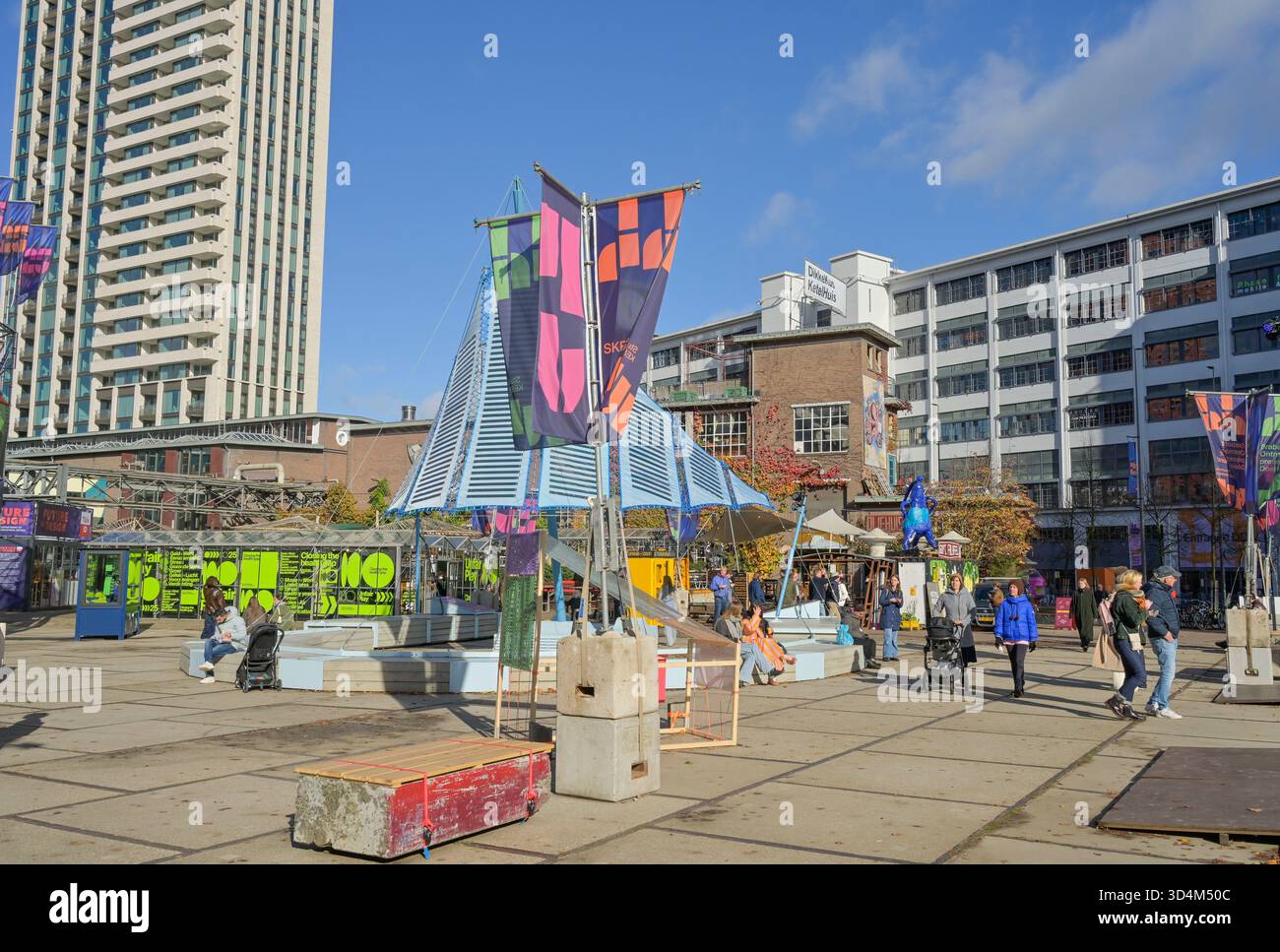 Ketelhuisplein, zentraler öffentlicher Platz, Dutch Design week, ehemaliges Philips-Gelände Strijp-S, Eindhoven, Niederlande Banque D'Images