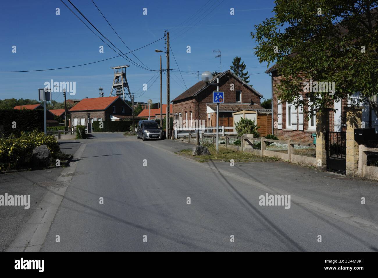Rue Jean Baptiste Lebas à Wallers-Arenberg, hauts-de-France. Visible est le Chevalement de la fosse Delloye, une tête minière historique. Banque D'Images