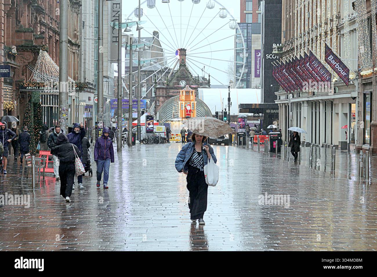 Glasgow, Écosse, Royaume-Uni. 11 novembre 2025. Météo britannique : jour humide et sombre sur le centre-ville comme les habitants et le dernier des touristes marchent dans la ville avec la promesse de plus à venir. Crédit Gerard Ferry/Alamy Live News Banque D'Images