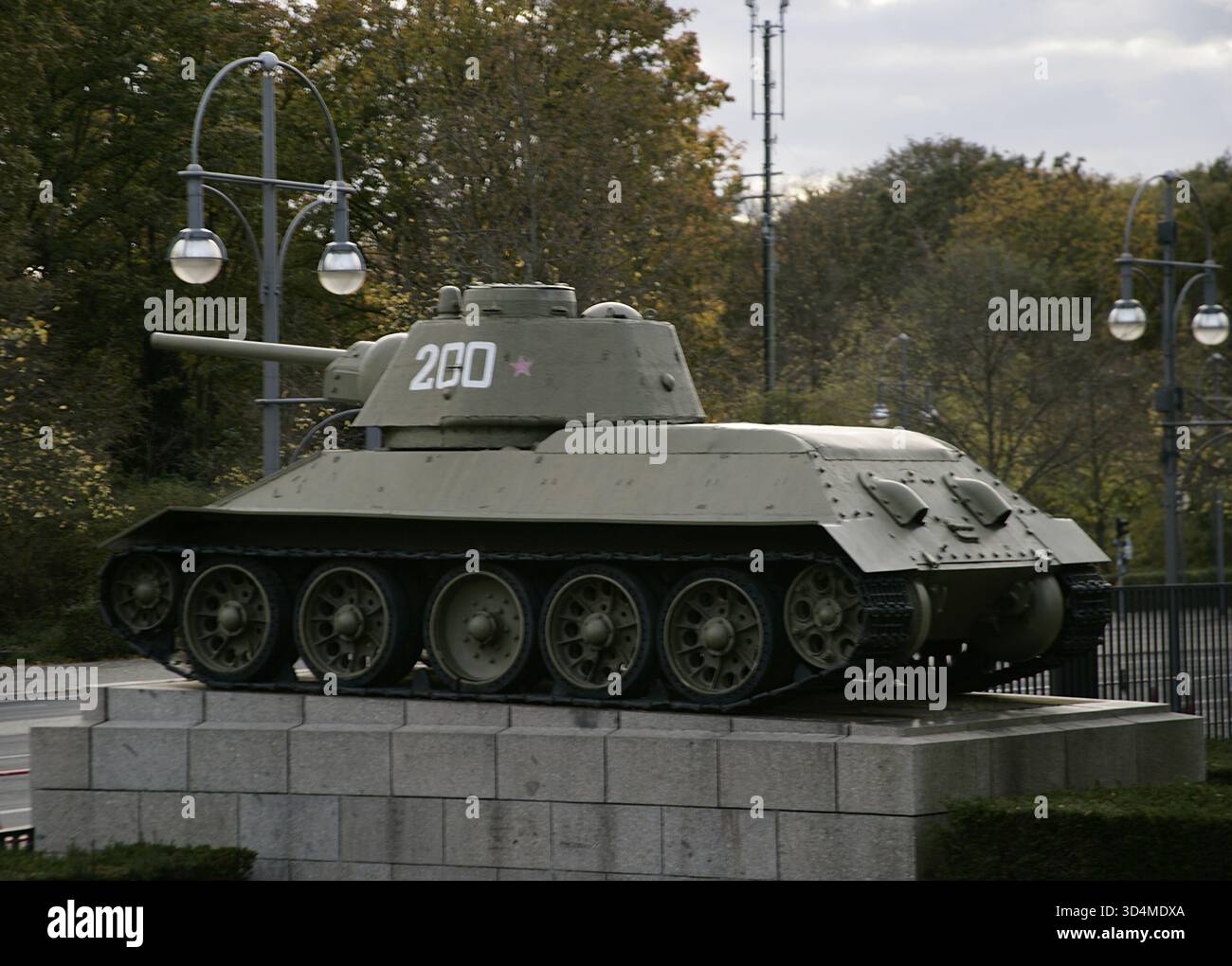 Berlin, Allemagne. Mémorial de guerre soviétique dans le Tiergarten (Sowjetisches Kriegerdenkmal). Mémorial inauguré le 7 novembre 1945, à l'occasion de l'anniversaire du début de la Révolution d'octobre en Russie. Il commémore les soldats soviétiques morts pendant la guerre, en particulier ceux qui sont morts pendant la bataille de Berlin, qui a eu lieu entre avril et mai 1945. Le monument est situé dans le Großer Tiergarten, un grand parc public à l'ouest de la ville. Vue générale de l'un des deux chars soviétiques T-34 flanquant le monument. Banque D'Images