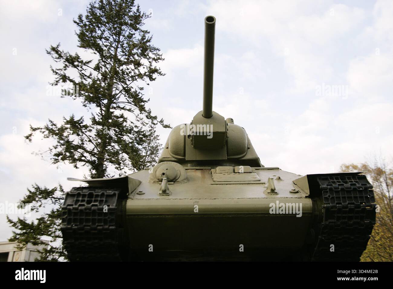 Berlin, Allemagne. Mémorial de guerre soviétique dans le Tiergarten (Sowjetisches Kriegerdenkmal). Mémorial inauguré le 7 novembre 1945, à l'occasion de l'anniversaire du début de la Révolution d'octobre en Russie. Il commémore les soldats soviétiques morts pendant la guerre, en particulier ceux qui sont morts pendant la bataille de Berlin, qui a eu lieu entre avril et mai 1945. Le monument est situé dans le Großer Tiergarten, un grand parc public à l'ouest de la ville. Vue de face de l'un des deux chars soviétiques T-34 flanquant le monument. Banque D'Images