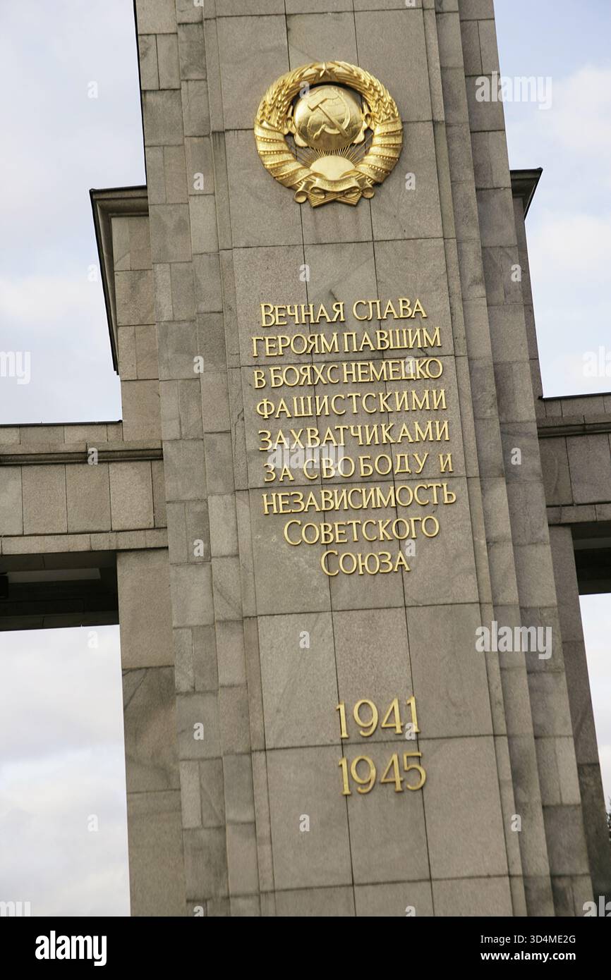 Berlin, Allemagne. Mémorial de guerre soviétique dans le Tiergarten (Sowjetisches Kriegerdenkmal). Mémorial inauguré le 7 novembre 1945, à l'occasion de l'anniversaire du début de la Révolution d'octobre en Russie. Il commémore les soldats soviétiques morts pendant la guerre, en particulier ceux qui sont morts pendant la bataille de Berlin, qui a eu lieu entre avril et mai 1945. Le monument est situé dans le Großer Tiergarten, un grand parc public à l'ouest de la ville. Il a été construit avec des pierres de la chancellerie détruite du troisième Reich. Sa conception a été l'œuvre de l'architecte Mikhail Gorvits. Inscription relative à Banque D'Images