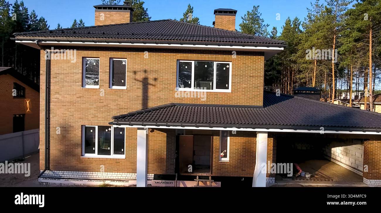 Maison avec un toit en céramique. Tuiles de ciment-sable. Banque D'Images
