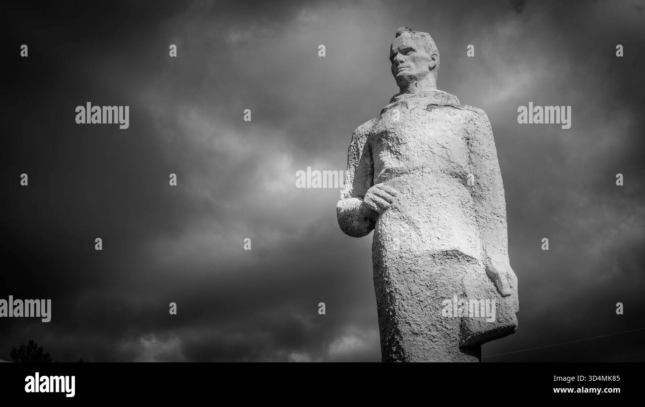 Statue de Vladimir Arseniev dans la ville d'Arseniev, Primorye, une personne célèbre dans l'histoire de la Russie et de l'exploration de l'extrême-Orient (par G. Ivanov, 1972). Banque D'Images