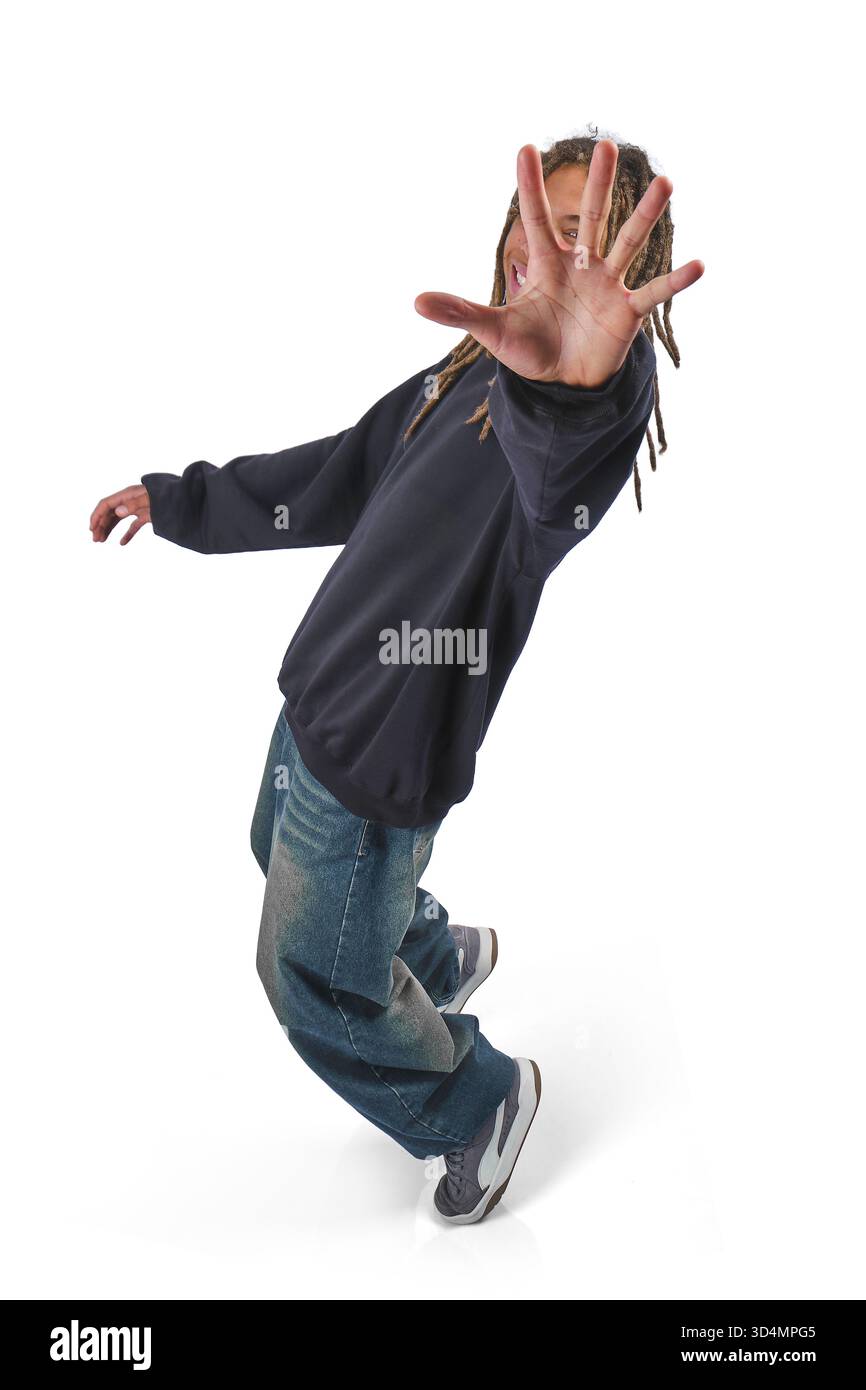 Personne joyeuse avec des dreadlocks atteignant la main en avant regardant directement le spectateur Banque D'Images