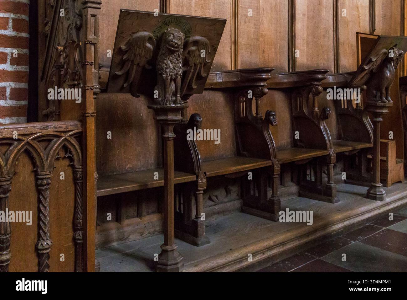 ROSKILDE, DANEMARK - 26 JUIN 2016 : il y a des stalles en bois sculptées dans le presbytère de la cathédrale de Roskilde. Banque D'Images