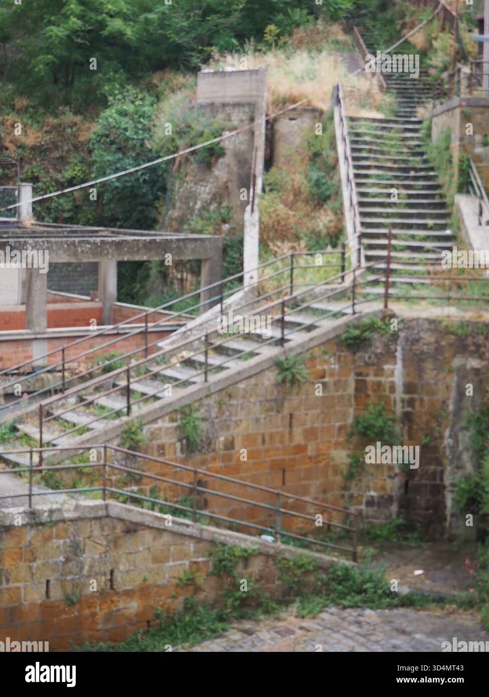 Structures en béton et maisons à flanc de colline dans la vieille ville d'Enna, Sicile, Italie Banque D'Images